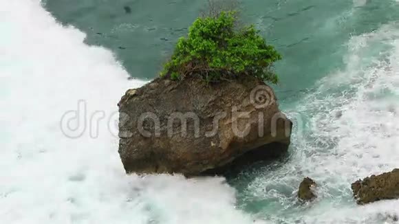 大海和海浪中的石头视频的预览图