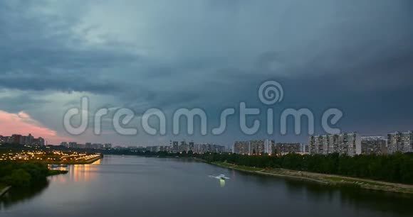 城市景观与河流交通和云在黄昏的移动视频的预览图