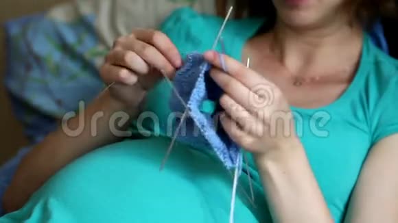孕妇在怀孕期间为婴儿钩针钩针编织工艺视频的预览图