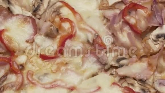 带有火腿凯撒马扎里拉和蘑菇的俄罗斯意大利披萨视频的预览图