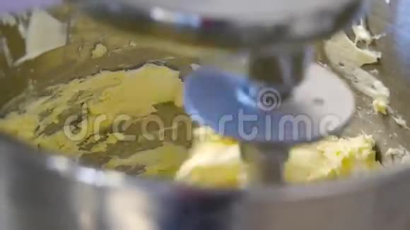 黄油和糖在搅拌机里准备烘焙在搅拌机中为蛋糕准备奶油视频的预览图