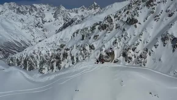 阳光明媚的一天四公里的山上覆盖着雪令人惊叹的鸟瞰景色视频的预览图