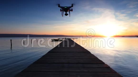 无人机飞越小码头在湖边划船视频的预览图