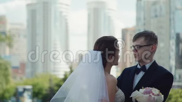 城市婚礼当天的新娘和新郎视频的预览图