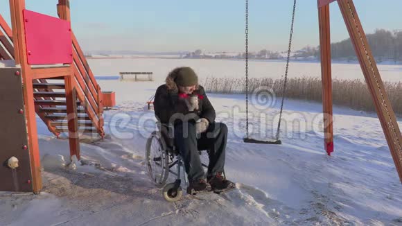 残疾人坐在轮椅上哭泣视频的预览图