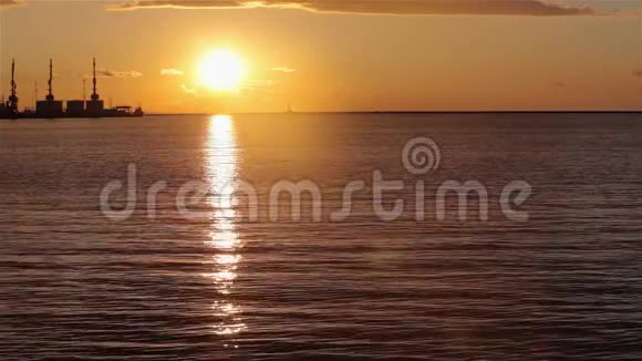 日落时在海港的起重机海港附近的港口美丽的海景日落时的大型海港视频的预览图