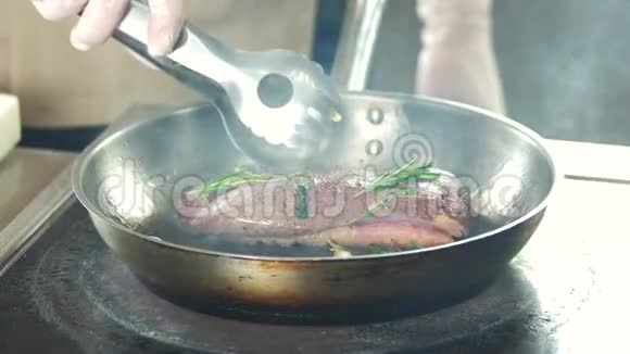 厨师煎鸭胸视频的预览图