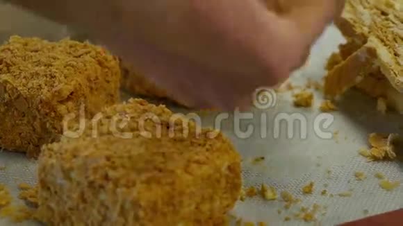做蜂蜜蛋糕女人用手做蜂蜜蛋糕视频的预览图