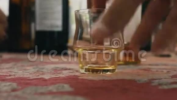 人们在露台上喝酒人把短玻璃杯放在桌子上作弊奶瓶视频的预览图