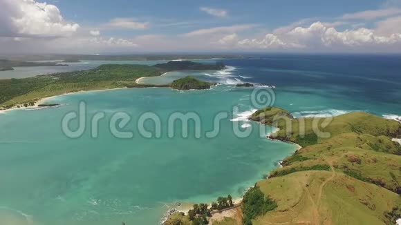 印度尼西亚伦博克南岸坦戎安海滩泻湖的鸟瞰图视频的预览图
