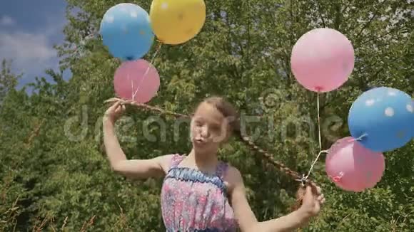 气球真有趣开朗漂亮的女孩她的头发上有五颜六色的球头上有辫子视频的预览图