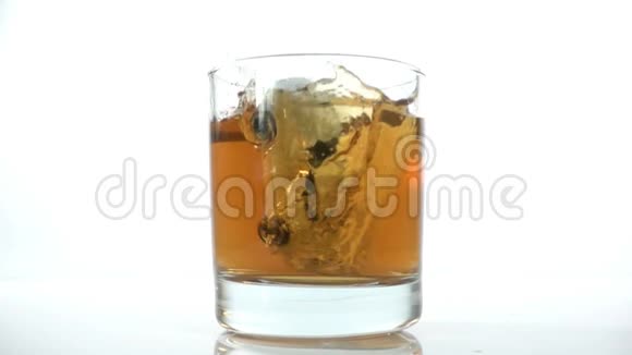酗酒酒后驾车汽车在酒后摔在玻璃杯里这是一种开车时发生事故的概念视频的预览图
