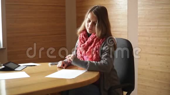 办公室里的年轻女子手里拿着纸视频的预览图