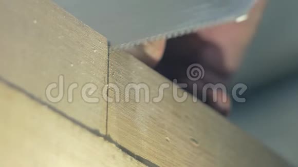 木匠用日本锯锯锯木坯子视频的预览图