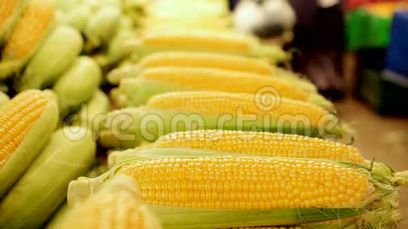 市场上的新鲜玉米土耳其集市视频的预览图