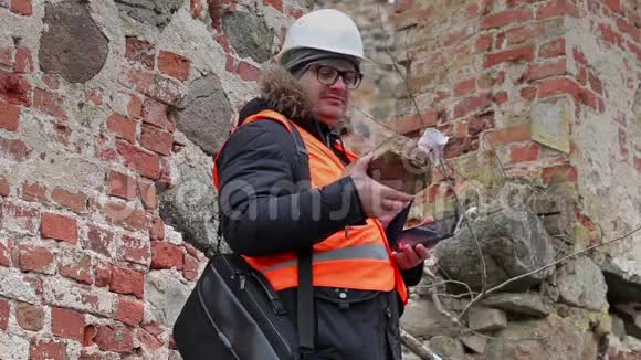建筑检查员检查旧遗址的砖视频的预览图