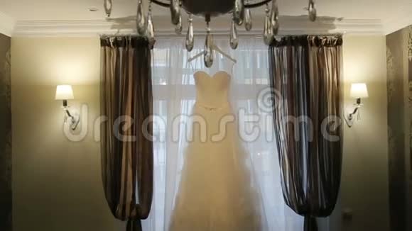 豪华公寓窗户的背景上挂着漂亮的白色时尚婚纱视频的预览图