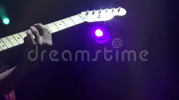 舞台上的电动吉他视频的预览图