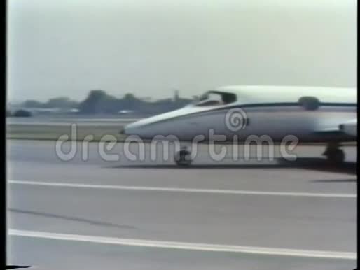 小飞机在跑道上滑行视频的预览图