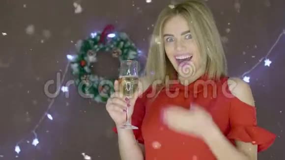 穿着红色裙子的金发女郎在圣诞节背景下视频的预览图