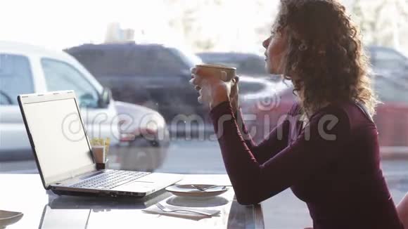 可爱的女孩在城里的咖啡馆里喝咖啡视频的预览图