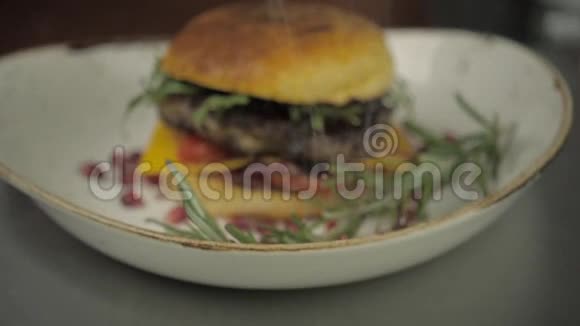 用石榴做汉堡用迷迭香做布鲁古拉视频的预览图