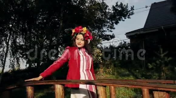 穿着俄罗斯民族服装的漂亮女孩视频的预览图