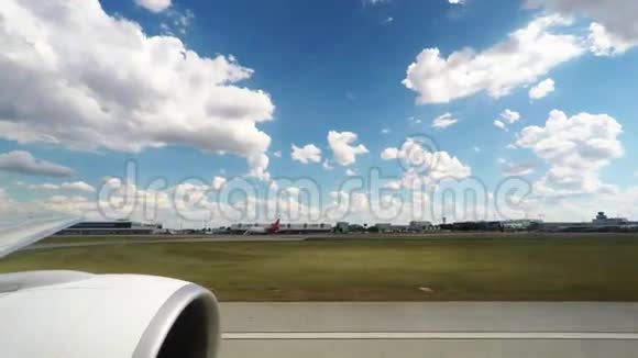 从陆地出发的飞机人飞机视频的预览图