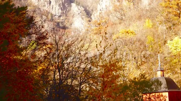 喀尔巴阡山在秋天山上的修道院视频的预览图