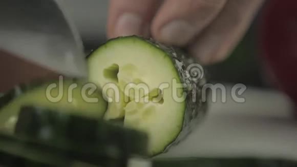 餐厅黄瓜切薄片视频的预览图