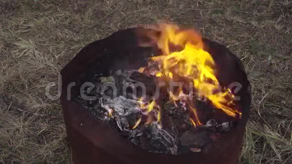 钢桶里的垃圾火灾视频的预览图
