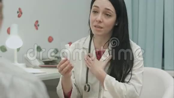 微笑着向女医生推荐药物视频的预览图