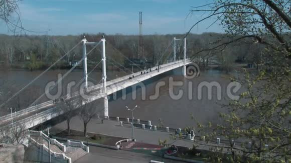 穿过乌拉尔河的白色人行桥视频的预览图