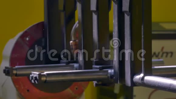 金属焊接机器人在工厂缓慢运动视频的预览图