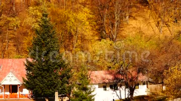 喀尔巴阡山在秋天山上的修道院视频的预览图
