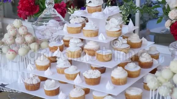 婚礼糖果棒装饰着糖果和鲜花的桌子烘焙食品视频的预览图