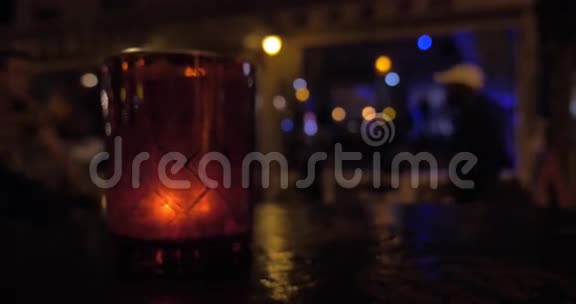 夜晚街道上的蜡烛和人们视频的预览图