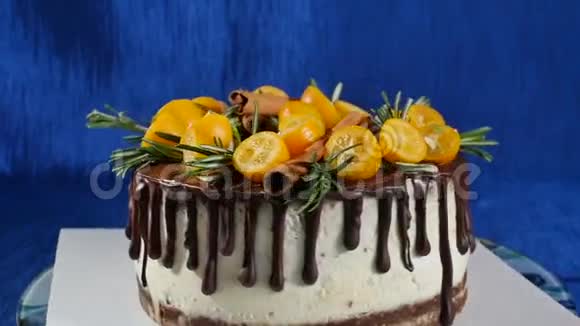 饼干蛋糕的正视图水果和鲜花馅饼特写前视饼干和奶油蛋糕巧克力蛋糕视频的预览图