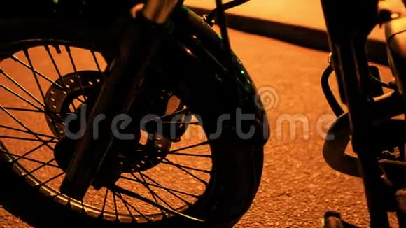 在沥青路上特写摩托车轮视频的预览图
