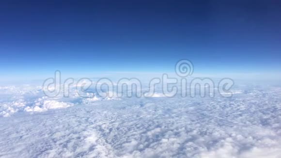 从飞机高度飞行的白色绒毛云上空的美丽天空视频的预览图