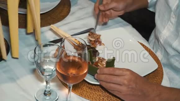 晚餐享用巴厘岛美食视频的预览图