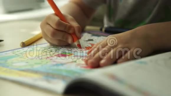孩子们的手在纸上画一支橙色的铅笔视频的预览图