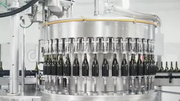 在香槟或葡萄酒工厂绿色瓶子沿着输送线移动视频的预览图