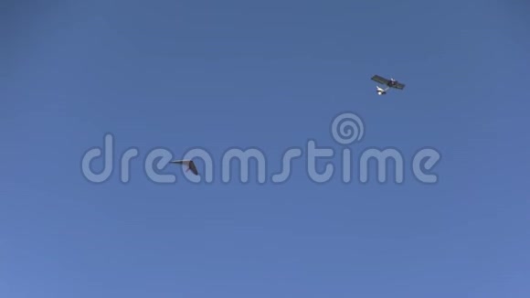 由动力飞机牵引的悬挂滑翔机视频的预览图