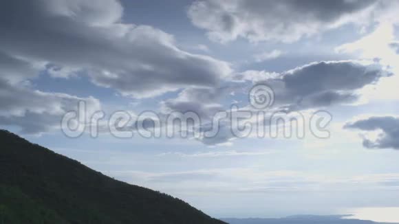 山顶有多云的天空视频的预览图