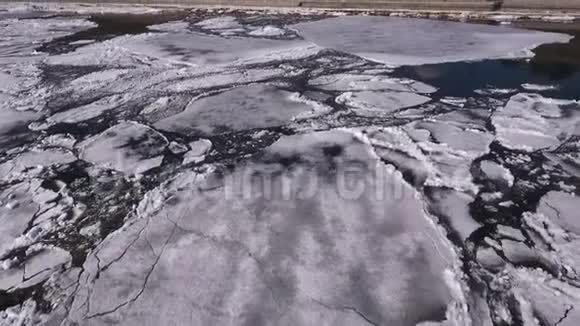 鸟瞰美丽的冬季景观在河中河被冰封视频的预览图