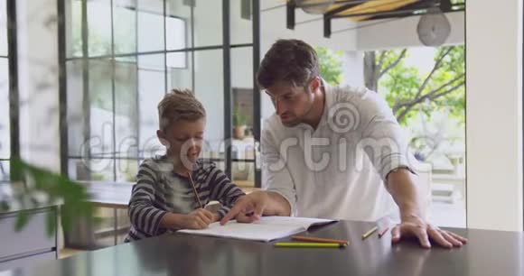 父亲在家里帮儿子做作业视频的预览图