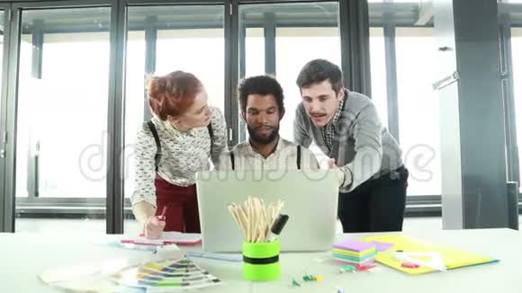 男性创意经理与办公室同事的高度接触视频的预览图