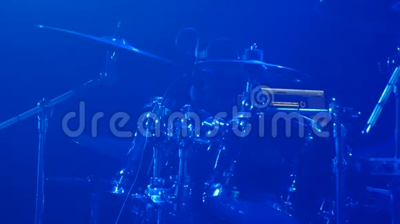 打击乐器现场摇滚乐队现场表演中鼓手吉他手的特写现场音乐会视频的预览图