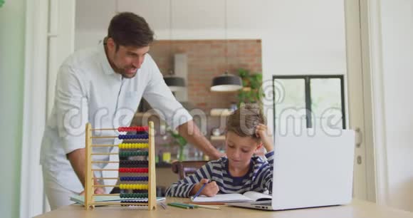 父亲在家里帮儿子做作业视频的预览图